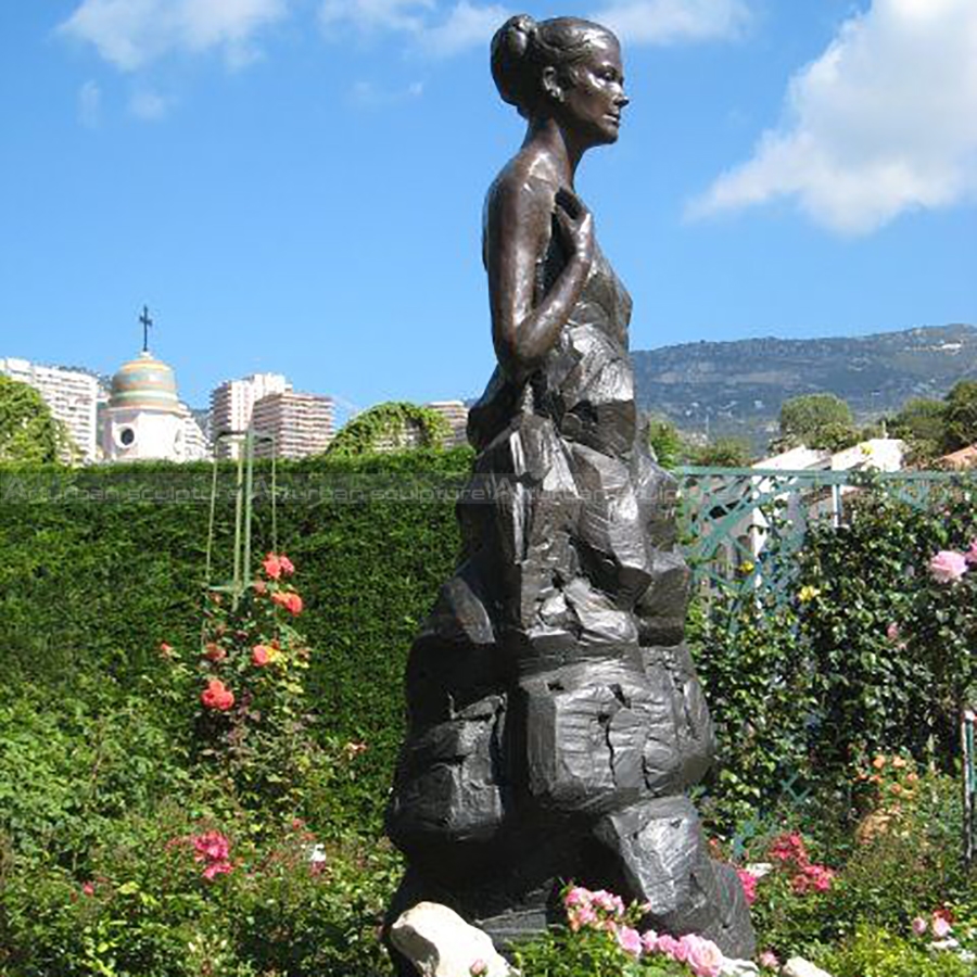 Grace Kelly sculpture