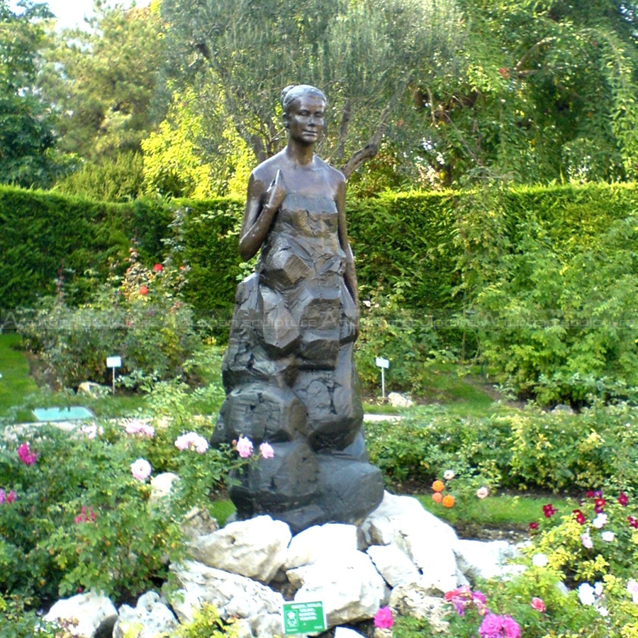 Grace Kelly sculpture