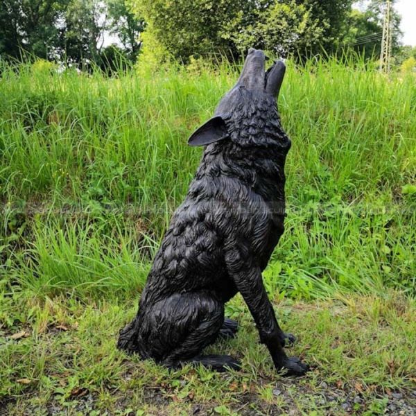 howling wolf sculpture