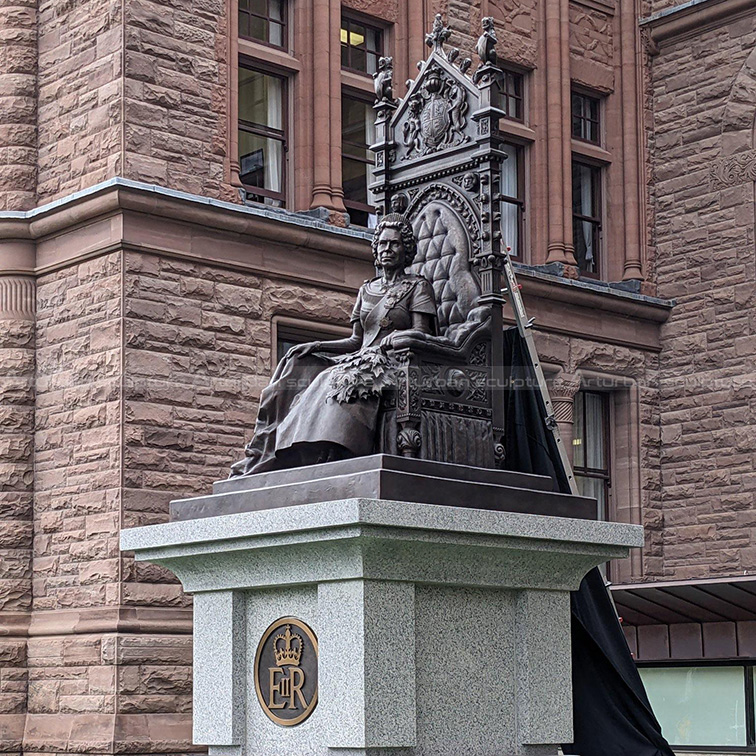 queen elizabeth ii sculpture