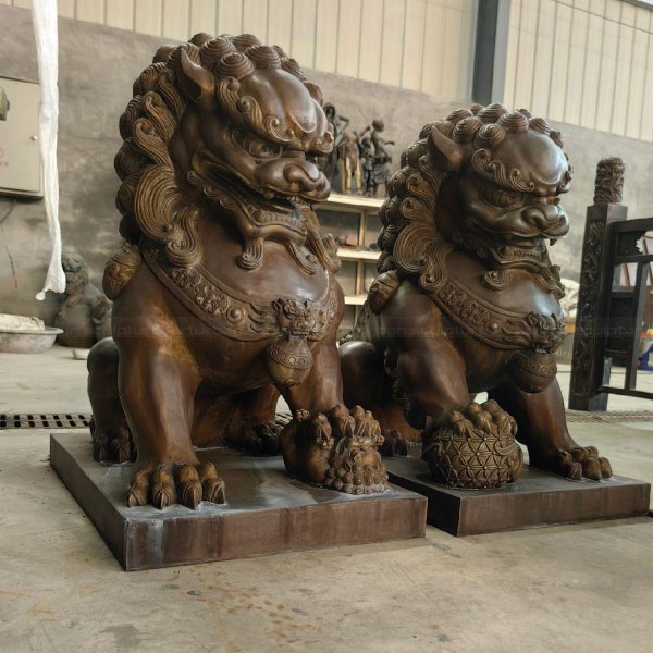 foo dog statue outdoor