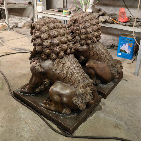 foo dog statue outdoor