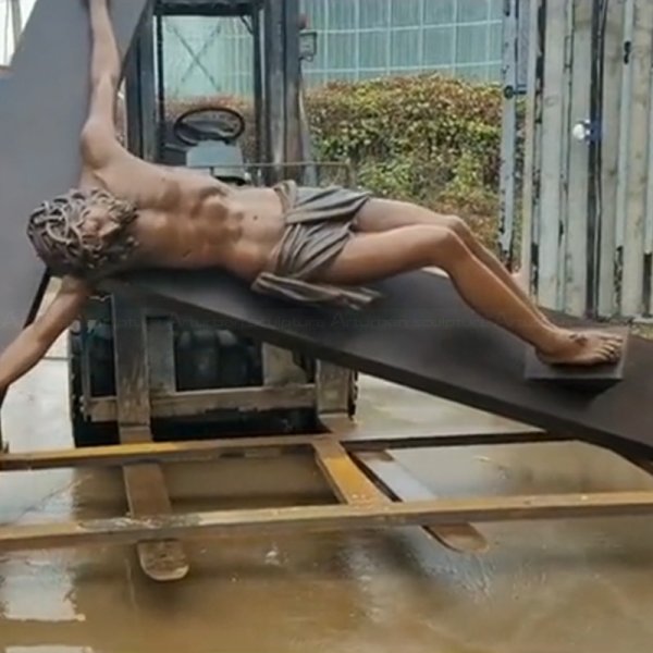 crucified jesus statue