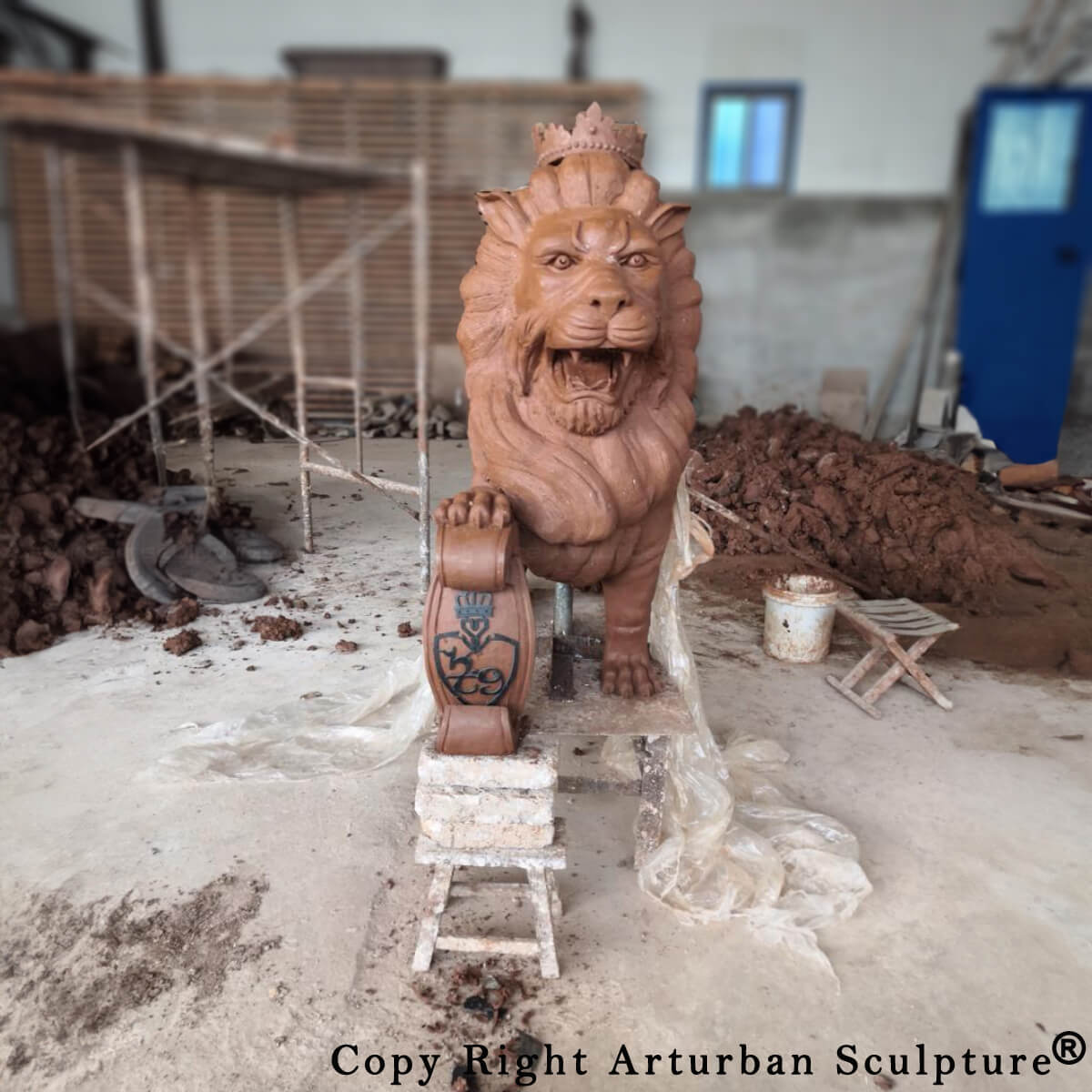 clay mold of Lion with Crown Sculpture