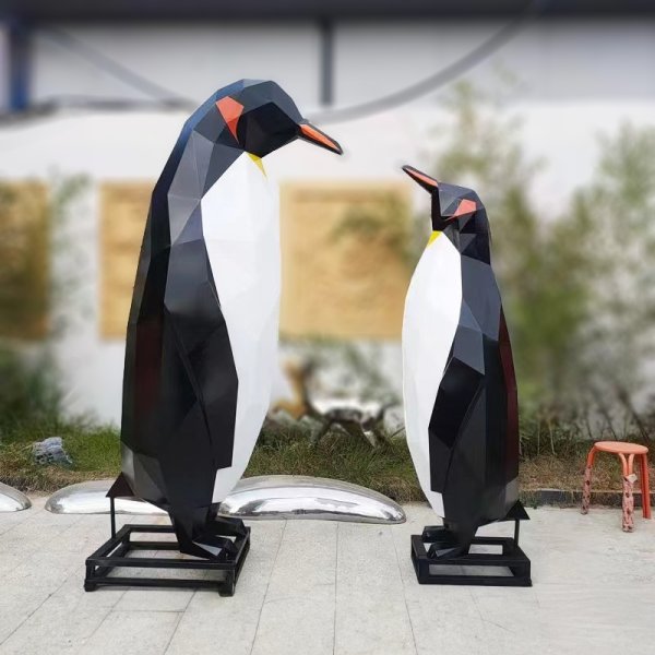 Penguin Couple Figurines